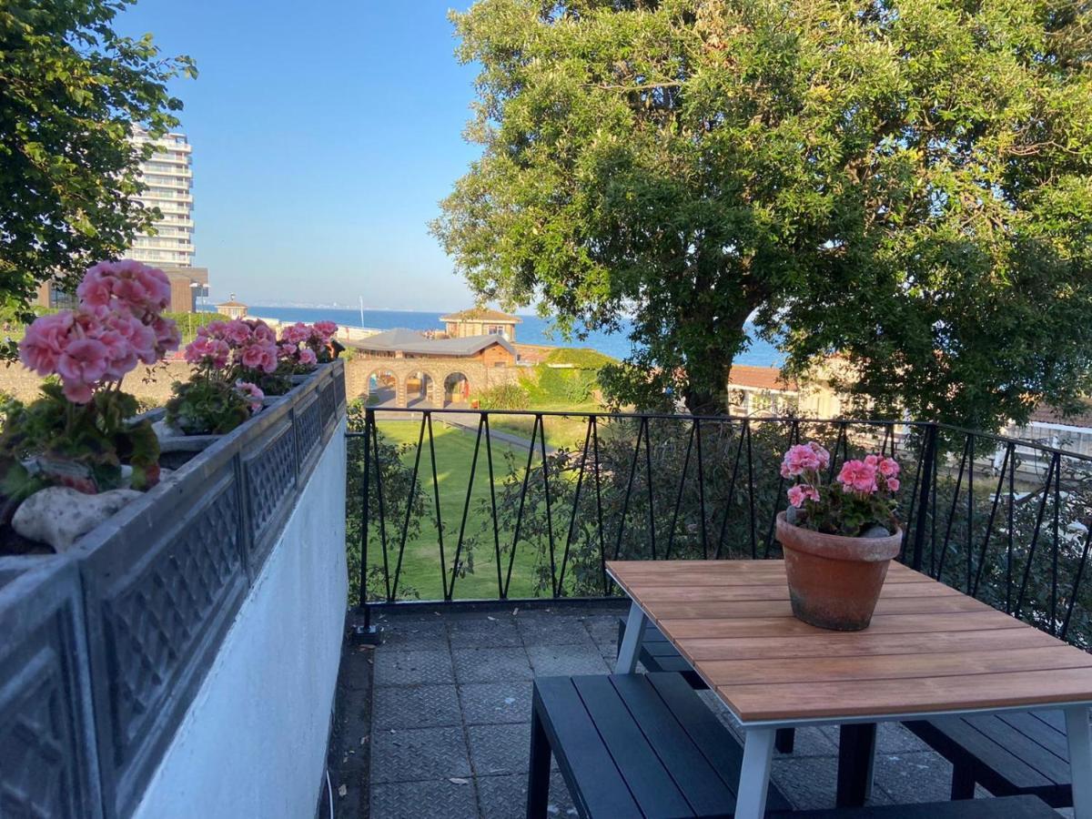 Vila Warwick House - Stunning House With Terrace And Sea Views, Sleeps 11 Worthing Exteriér fotografie